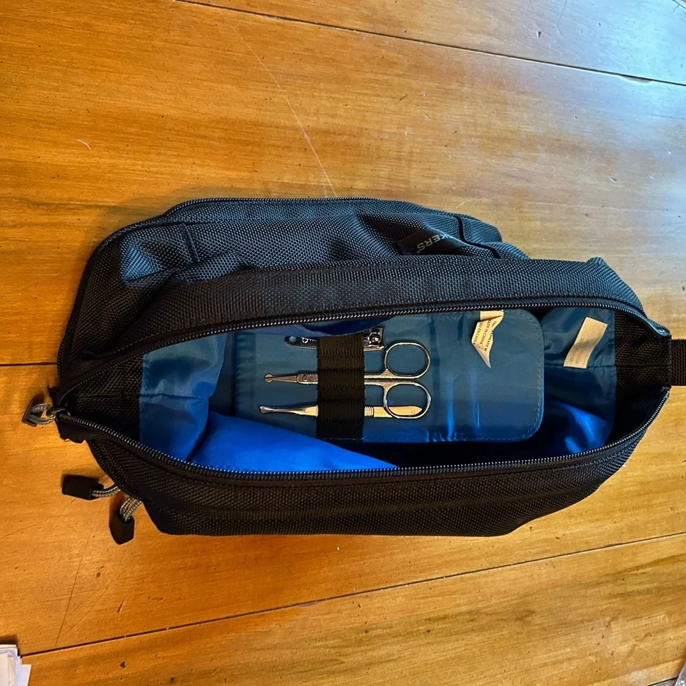 Dockers Men’s Black Travel Vacation Zipper Bag with matching Grooming Set.